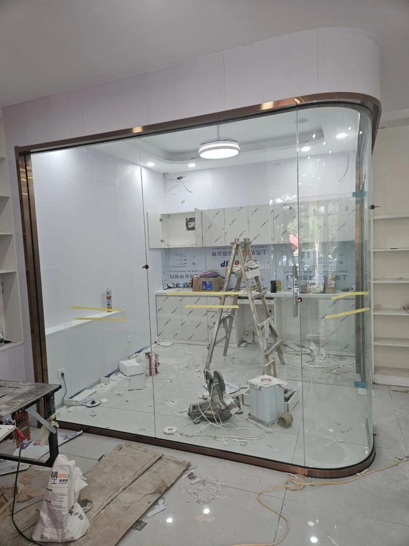 东营市异形玻璃异形展柜玻璃 - 方案